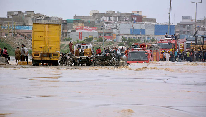 Vehicles stranded due to submerging of the Korangi Causeway after ا heavy spell of monsoon rains in Karachi, on August 13, 2022. — APP