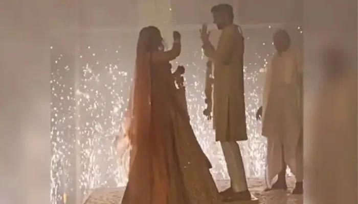 Video pasangan pengantin baru bermain gunting batu-kertas menjadi viral