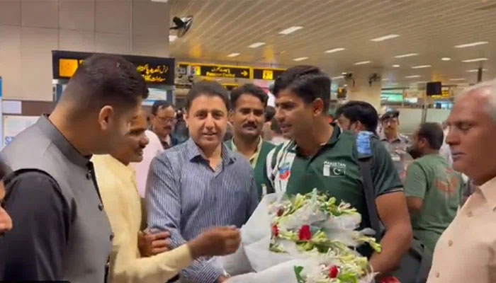 Arshad Nadeem being received at the Allama Iqbal airport Lahore on August 16, 2022. Screengrab of a Twitter video