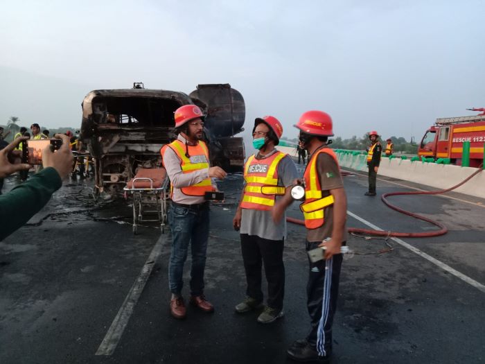 Rescue 1122 teams on the spot after sleeper bus collides with an oil tanker on the M-5 Motorway. Photo: @DeputyMultan/ Twitter