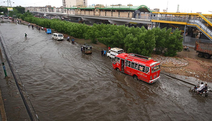 Hujan deras melanda sebagian Karachi