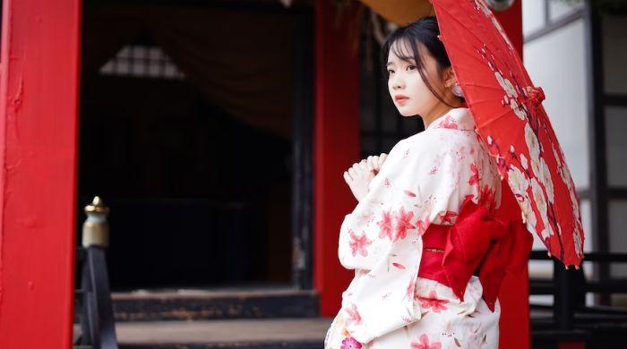 Video: China police detain woman for wearing Japanese kimono 