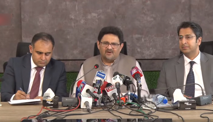 Finance Minister Miftah Ismail addresses a press conference alongside PML-Ns economic team in Islamabad, on August 18, 2022. — YouTube/HumNewsLive