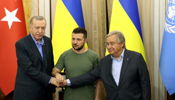 Turkish President Recep Tayyip Erdogan, Ukrainian President Volodymyr Zelensky and UN Secretary-General Antonio Guterres shake hands at the end of their press-conference following the talks in western Ukrainian city of Lviv on August 18, 2022. — AFP