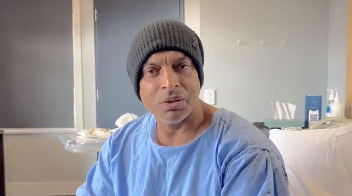 Shoaib Akhtar shares picture standing with crutches post knee surgery