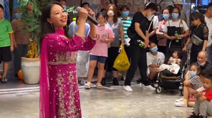WATCH: Chinese artist sings Hadiqa Kiyani's phenomenal 'Buhe Bariyan'
