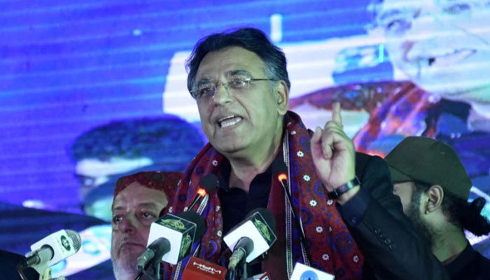 PTI leader Asad Umar addressing a rally. — NNI/File