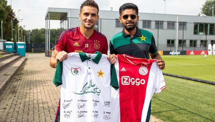 Pakistan skipper Babar Azam (R) andAjaxs skipper Dušan Tadić pose for a picture on August 19, 2022. — Twitter/TheRealPCB