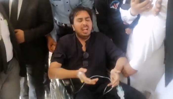 Apakah Shahbaz Gill berpura-pura atau dia benar-benar disiksa dalam tahanan?