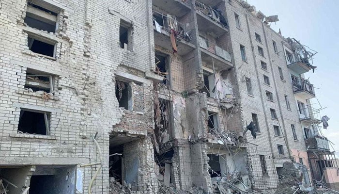 20 اگست 2022 کو یوکرین کے میکولائیو کے علاقے ووزنیسنک میں روس کے یوکرین پر حملے کے دوران ایک رہائشی عمارت کو روسی میزائل حملے سے نقصان پہنچا ایک منظر دکھاتا ہے۔