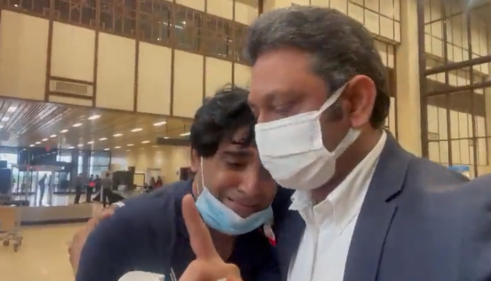 Karachi-based YouTuber Jameel Farooqui cries as police take him to Islamabad from Karachi airport, on August 22, 2022. — Twitter/MurtazaViews