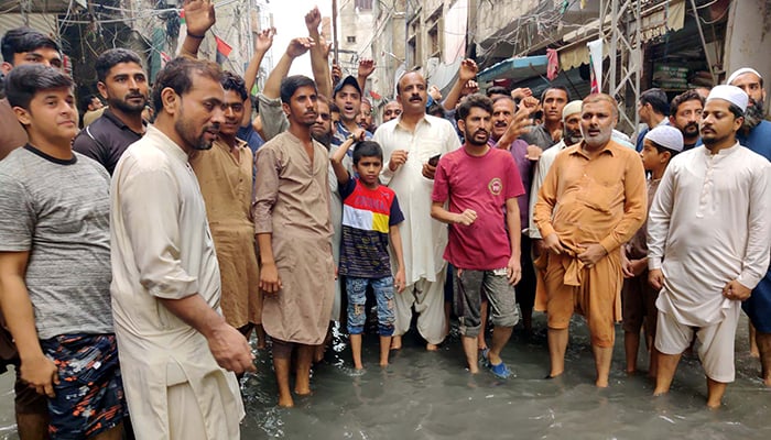 22 اگست 2022 کو سکھر میں مون سون کے موسم کی بارش کے بعد رکے ہوئے بارش کے پانی کے خلاف تاجر احتجاج کر رہے ہیں۔ - PPI