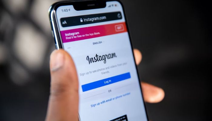 instagram.com mobile page on a mobile Safari browser. — Unsplash