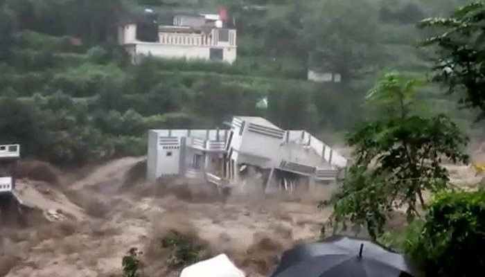 دیکھو: سوات میں سیلابی پانی نے گھر کو بہا دیا۔