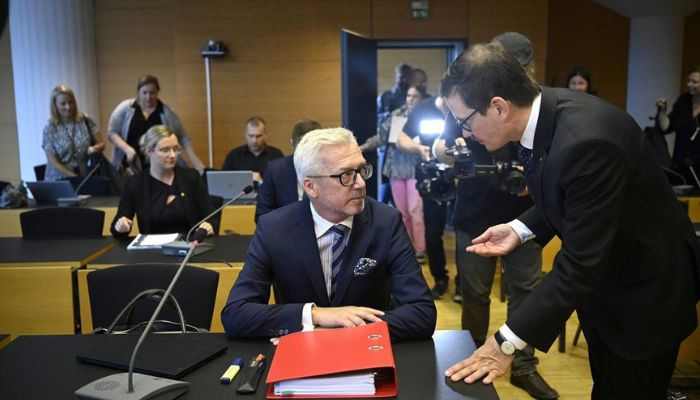Helsingin Sanomat Editor-in-Chief Kaius Niemi discusses with his lawyer Kai Kotiranta before a hearing for the Helsingin Sanomat Finnish Intelligence Research Center court case in Helsinki, Finland, August 25, 2022.— Reuters