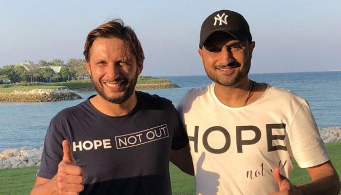 Cricket legend Shahid Afridi (L) and  Indian spinner Harbhajan Singh. — Twitter/File