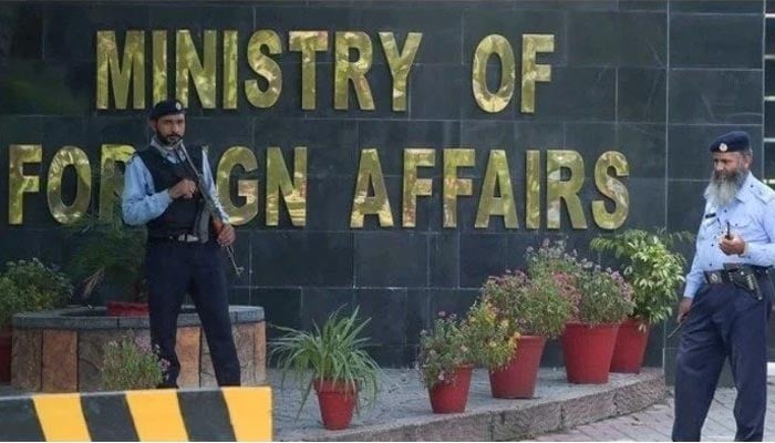 Islamabad Police personnel stand outside the Ministry of Foreign Affairs. — AFP