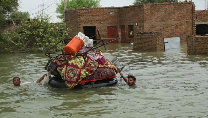سیلاب نے پاکستان کی معیشت کو 10 ارب ڈالر کا نقصان پہنچایا: مفتاح اسماعیل