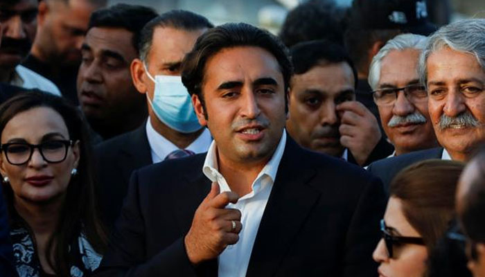 FM Bilawal Buhuut-Zardar speaks during a media talk amid members of hios political party PPP. — Reuters/File