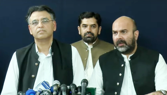 PTI Secretary-General Asad Umar (left) and Khyber Pakhtunkhwa Finance Minister Taimur Khan Jhagra addressing a press conference at the KP House in Islamabad, on August 29, 2022. — Geo News screengrab