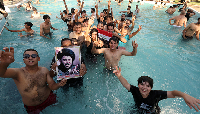 29 اگست 2022 کو عراقی عوامی رہنما مقتدیٰ الصدر کے حامیوں نے گرین زون میں ریپبلکن پیلس کے اندر احتجاج کرتے ہوئے تیراکی کی۔ - رائٹرز