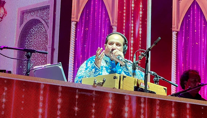 Ustad Rahat Fateh Ali Khan singing atO2 Arena in London, United Kingdom, on August 29, 2022. — Photo by author