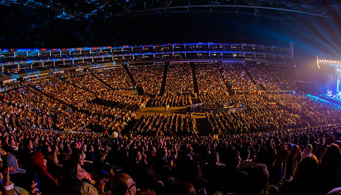 Kerumunan yang terjual habis menghadiri malam musik Ustad Rahat Fateh Alis di O2 Arena di London, Inggris, pada 29 Agustus 2022. — Disediakan oleh koresponden kami