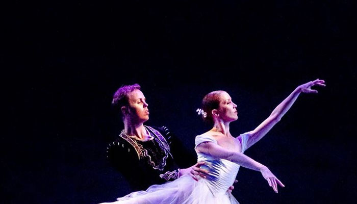 Penari balet Ukraina berputar di panggung AS