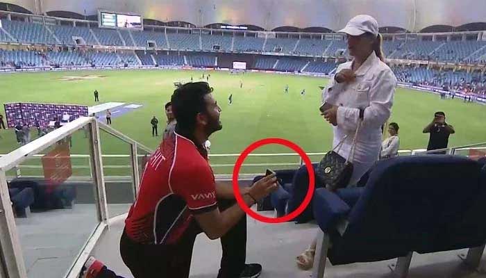Hong Kong’s batter Kinchit Shah proposing girlfriend. — Screengrab/Twitter