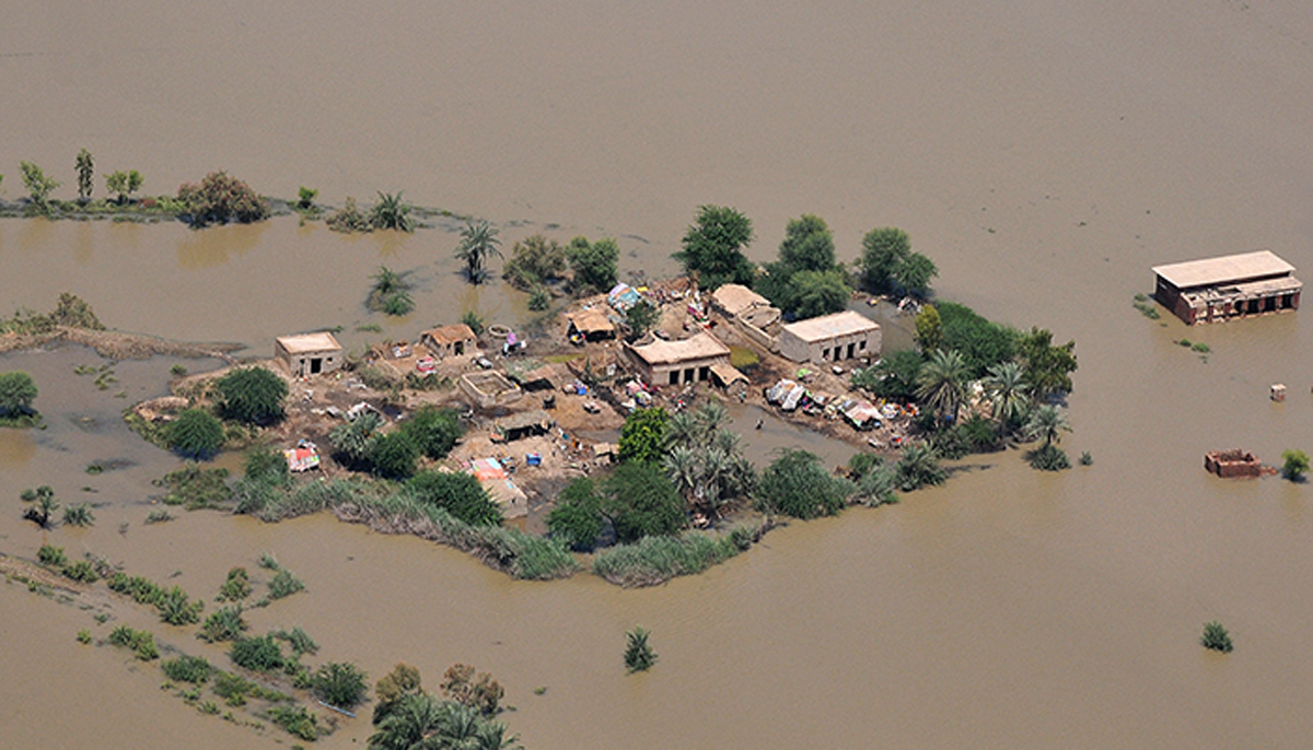 31 اگست 2022 کو لی گئی اس فضائی تصویر میں صوبہ سندھ کے شکار پور میں مون سون کی شدید بارشوں کے بعد سیلاب زدہ رہائشی علاقہ دکھایا گیا ہے۔  - اے ایف پی