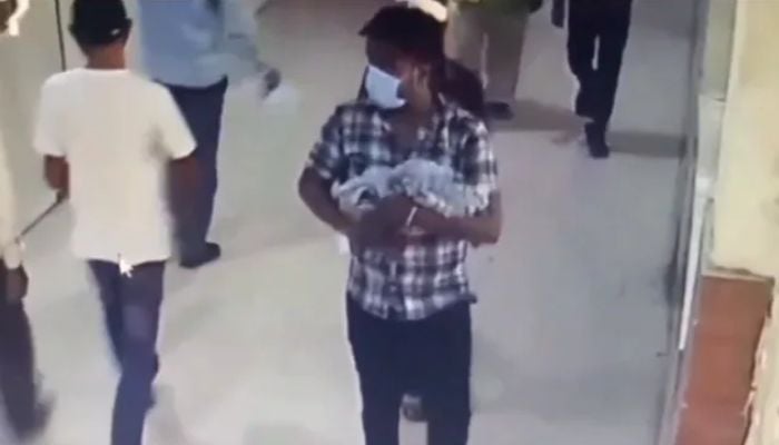 Seorang pria menculik bayi yang baru lahir dari rumah sakit di India