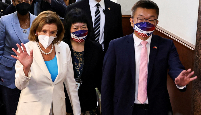 امریکی ایوان نمائندگان کی اسپیکر نینسی پیلوسی 3 اگست 2022 کو تائی پے، تائیوان میں پارلیمنٹ سے رخصت ہوتے ہوئے قانون ساز یوآن کی نائب صدر سائی چی چانگ کے ساتھ چل رہی ہیں۔ — رائٹرز