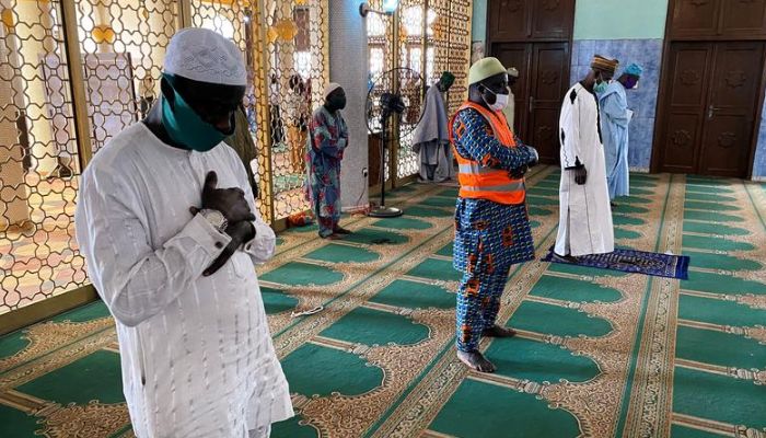 Orang-orang bersenjata menculik jemaah Nigeria yang sedang salat di masjid