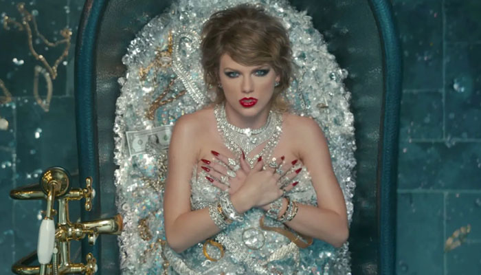 Taylor Swift stuns in silver dress at VMA 2022