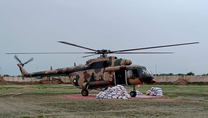 29 اگست 2022 کو سوات، پاکستان میں امدادی کارروائی کے دوران فوج کا ایک ہیلی کاپٹر تیار ہے۔