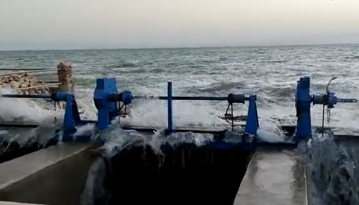 Manchar Lake started overflowing from its embankments, posing a serious threat to nearby localities. Screenshot of a Twitter video