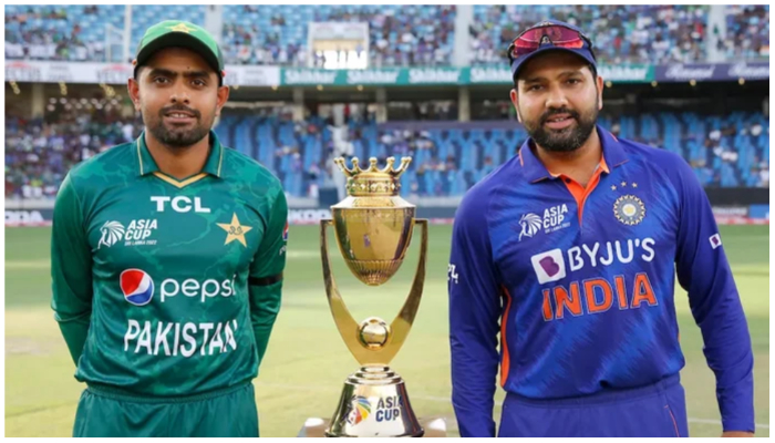Pakistani skipper Babar Azam (L) and Indian captain Rohit Sharma pose along with the Asia Cup trophy. — Asia Cup 2022