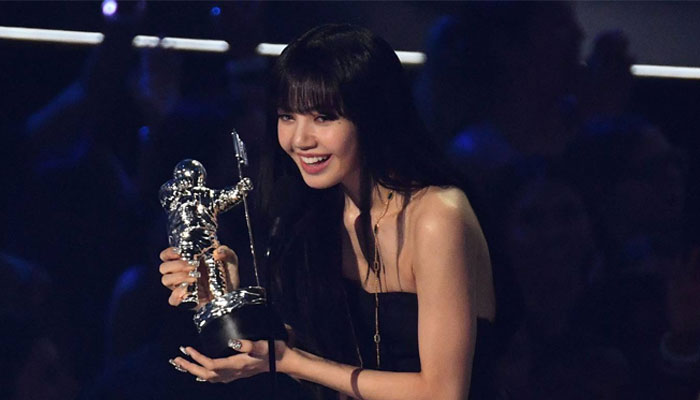Dylan OBrien expressed his love for BLACKPINKSs Lisa at the 2022 VMAs