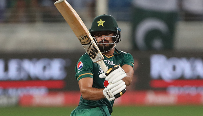 Pemain Pakistan Mohammad Nawaz melakukan pukulan selama pertandingan Super Four kriket internasional Piala Asia Twenty20 antara India dan Pakistan di Stadion Kriket Internasional Dubai di Dubai pada 4 September 2022. — AFP