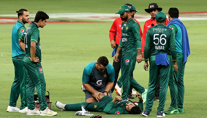 Kriket - Piala Asia - India v Pakistan - Stadion Internasional Dubai, Dubai, Uni Emirat Arab - 4 September 2022 Pemain Pakistan Mohammad Rizwan menerima perawatan medis setelah mengalami cedera.  — Reuters