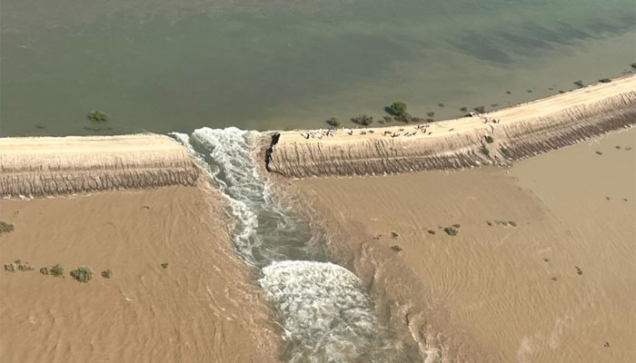 Danau Manchar pecah lagi saat Pakistan berjuang untuk menahan luapan yang terus menerus
