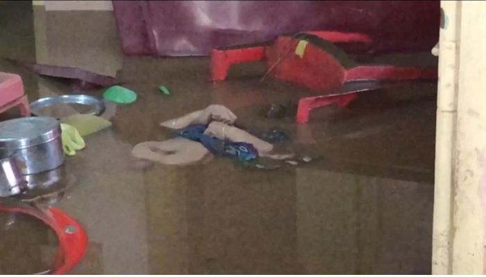 Wanita tua tenggelam dalam air banjir di Tamil Nadu . India