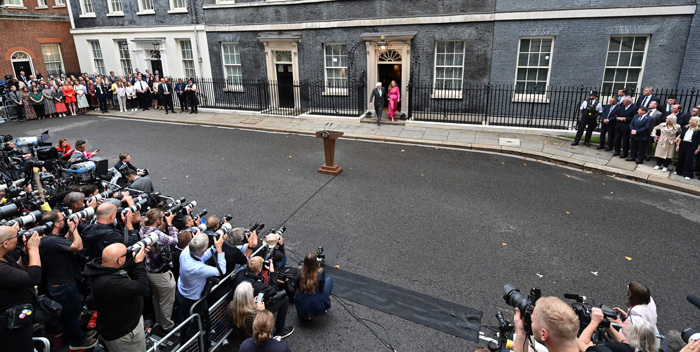 Britain´s outgoing Prime Minister Boris Johnson (C) and his wife Carrie come out of Number 10 as Johnson prepares to deliver his final speech outside 10 Downing Street in central London on September 6, 2022, before heading to Balmoral to tender his resignation. — AFP