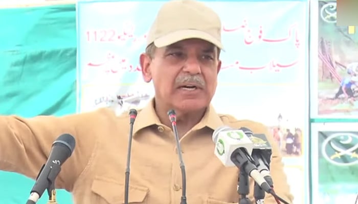 وزیر اعظم شہباز شریف 7 ستمبر 2022 کو سیلاب سے متاثرہ علاقوں کا دورہ کرنے کے بعد سندھ میں صحافیوں سے خطاب کر رہے ہیں۔ – رائٹرز