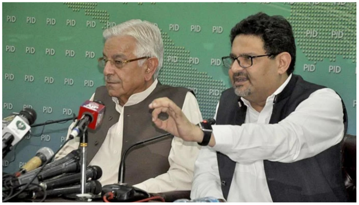 Khawaja Asif mencaci Imran Khan, mengatakan ‘tidak ada yang berhak mencemarkan nama baik lembaga negara’