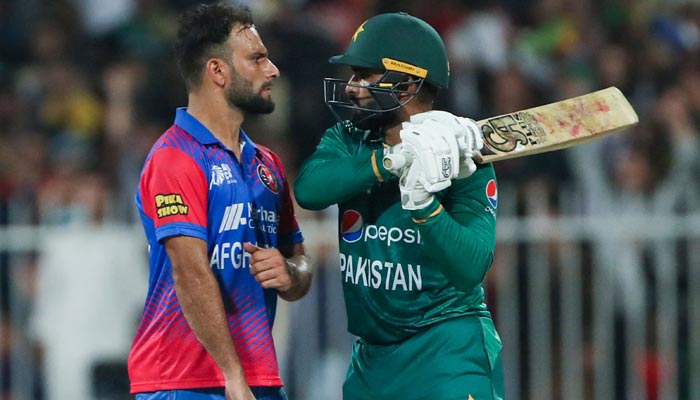 Asif Ali (kanan) dari Pakistan dan Fareed Ahmad dari Afghanistan berdebat setelah mendapat kartu merah dalam pertandingan Super Four kriket internasional Piala Asia Twenty20 antara Afghanistan dan Pakistan di Stadion Kriket Sharjah di Sharjah pada 7 September 2022. — AFP