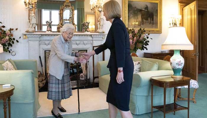 Queen postpones crucial meeting on doctors advise amid health crisis
