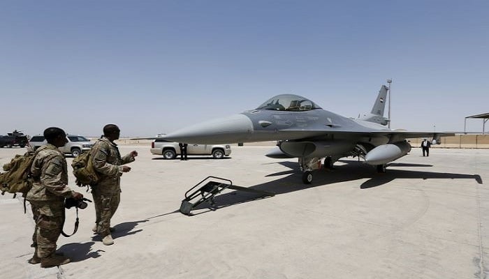U.S. Army soldiers look at an F-16 fighter jet during an official ceremony to receive four such aircraft from the United States, at a military base in Balad, Iraq, July 20, 2015. Photo: Reuters