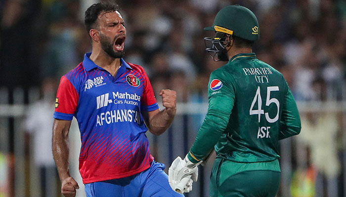 Pakistans Asif Ali (R) and Afghanistan´s Fareed Ahmad argue after a dismissal during the Asia Cup Twenty20 international cricket Super Four match between Afghanistan and Pakistan at the Sharjah Cricket Stadium in Sharjah on September 7, 2022. —AFP