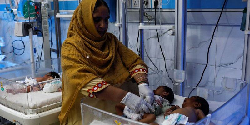 ہسپتال کا عملہ 7 ستمبر 2022 کو سہون، پاکستان کے مضافات میں مون سون کے موسم کے دوران بارشوں اور سیلاب کے بعد ایک دن کے جڑواں بچوں کی دیکھ بھال کر رہا ہے، جن کی ماں سیلاب سے بے گھر ہو گئی ہے۔ — رائٹرز